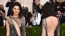 Kendall Jenner hampir telanjang saat menghadiri Met Gala 2017 dengan gaun La Perla. (REX/Shutterstiock/HollywoodLife)