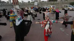 Para wanita mengikuti sesi yoga di luar Taman Shalimar yang bersejarah, Lahore, Pakistan, Minggu (20/6/2021). Hari Yoga Internasional diperingati setiap tanggal 21 Juni. (AP Photo/K.M. Chaudary)