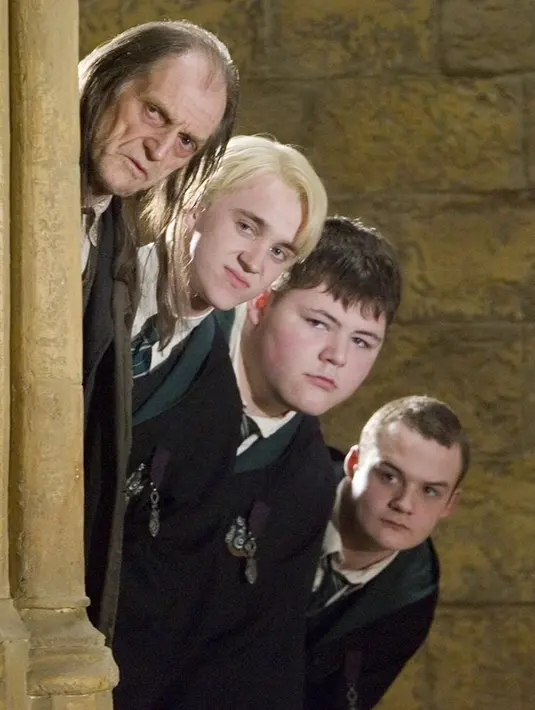Sama halnya seperti Harry yang memiliki dua sahabat dekat yaitu Hermione Granger dan Ron Weasley. Draco juga memiliki dua sahabat yang sebenarnya lebih terlihat seperti antek-anteknya, yaitu Vincent Crabbe dan Gregory Goyle. (Instagram/@wizardingworld)