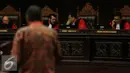 Ketua Mahkamah Konstitusi, Arief Hidayat (kedua kanan) berbincang dengan Wakil Ketua MK, Anwar Usman saat sidang Uji Materi UU KPK  di Mahkamah Kontitusi, Jakarta, Selasa (23/6/2015). (Liputan6.com/Faizal Fanani)