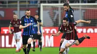 AC Milan bermain 0-0 kontra Inter Milan pada laga tunda pekan ke-27 Serie A, di San Siro, Rabu (4/4/2018). (AFP/Miguel Medina)