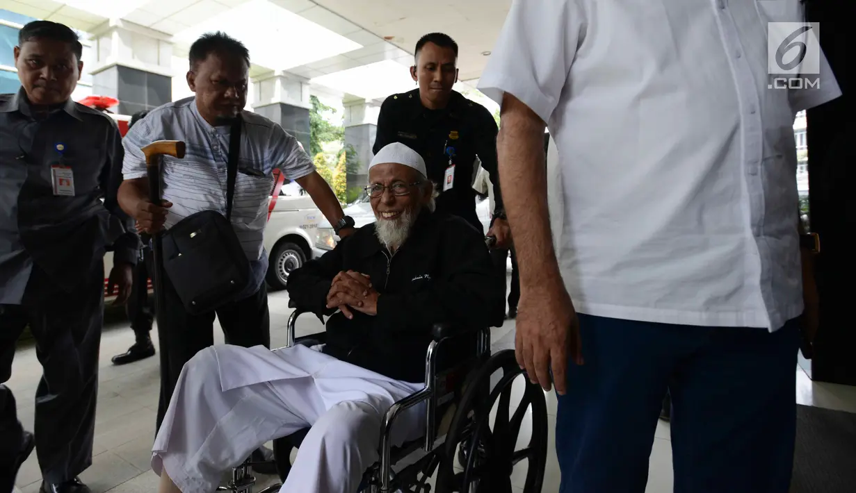 Abu Bakar Ba'asyir dibantu petugas saat tiba di RSCM Kencana, Jakarta, Selasa (29/1). Abu Bakar Ba'asyir akan menjalani pemeriksaan kesehatan secara rutin untuk memeriksa kesehatannya pertiga bulan. (Merdeka.com/Imam Buhori)