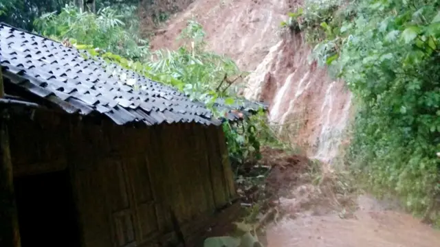 Longsor menimpa rumah Wasiman dan merenggut cucunya. (Foto: Liputan6.com/Polres Wonosobo/Muhamad Ridlo)