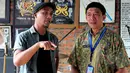 Ivan Slank (kiri) dan Kepala Humas BNN, Kombes Pol Slamet Pribadi (kanan) saat manyambangi markas grup Band Slank di Gang Potlot, Jakarta, Selasa (17/3/2015). Kedatangan BNN untuk berdiskusi tentang Indonesia Darurat Narkoba. (Liputan6.com/Yoppy Renato)