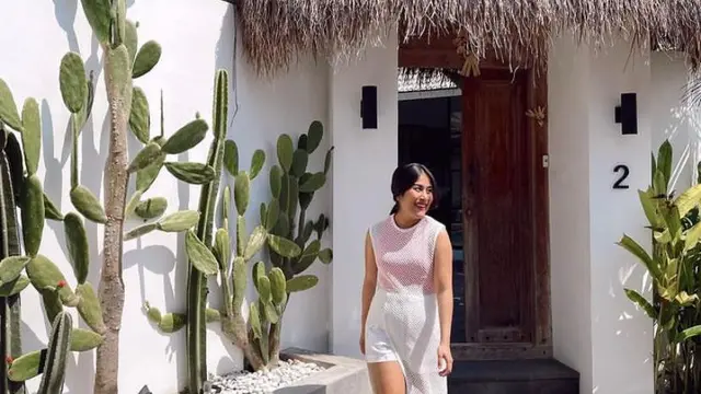 8 Potret Gaya Gya Sadiqah Istri Tarra Budiman Liburan di Bali, Baby Bump Mulai Terlihat