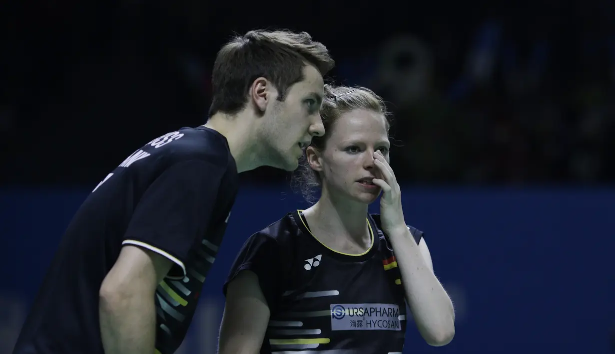 Pasangan Jerman, Mark Lamsfuss/Isabel Herttrich saat melawan wakil Indonesia, Praveen Jordan/Melati Oktavianti, pada Indonesia Open 2019 di Istora, Jakarta, Selasa (16/7). Pasangan Indonesia takluk 20-22, 14-17. (Bola.com/M Iqbal Ichsan