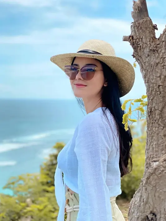 Sebagai seorang selebriti, Medina memang sangat jarang mengunggah potret kehidupan pribadinya. Dalam media sosial Instagram, ia banyak bagikan aktivitasnya dalam menjalani karier, travelling dan hobi menembaknya. (Liputan6.com/IG/@medinadinaaa)