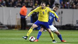Aksi pemain Italia, Daniele De Rossi (belakang) saat melawan Swedia pada laga kualifinkasi Piala Dunia 2018 di Solna, Swedia, (10/11/2017). De Rossi memutuskan pensiun usai timnya kalah agregat dari Swedia 0-1. (AFP/Jonathan Nackstrand)
