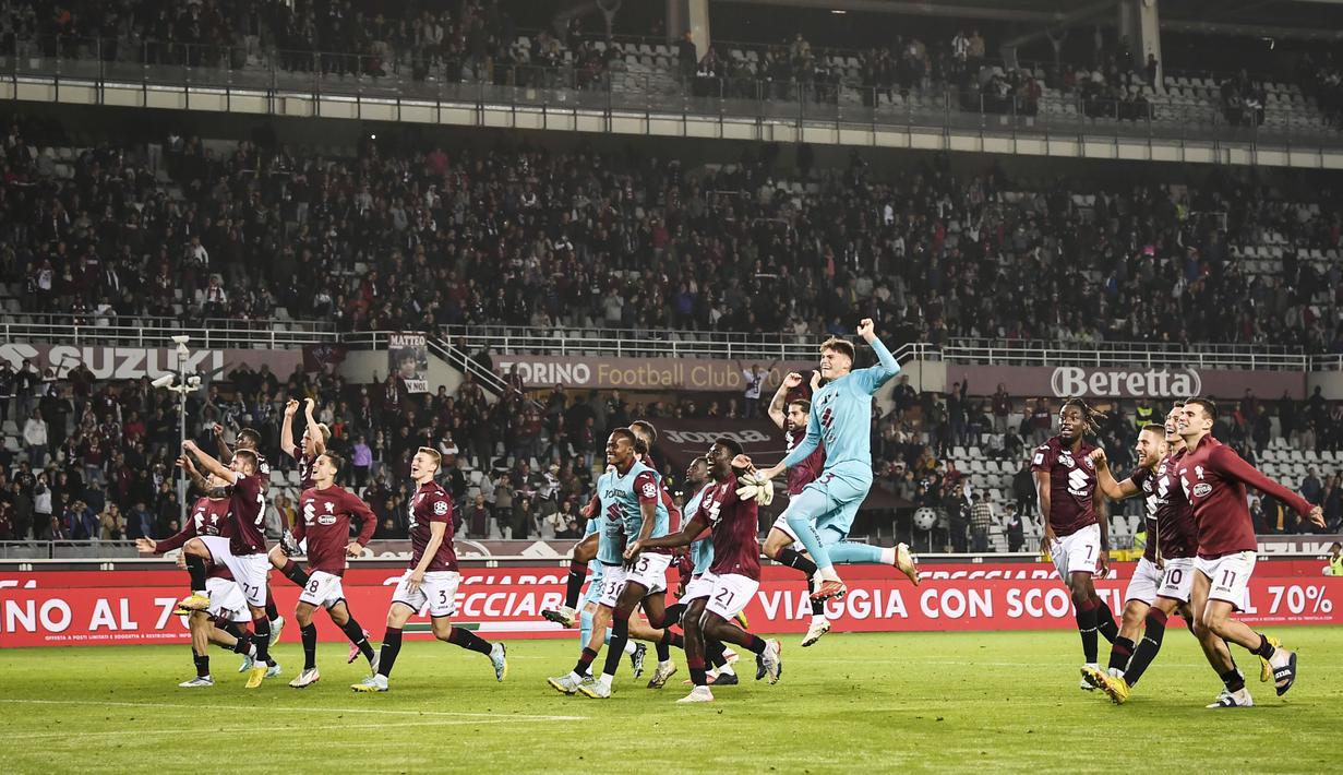 Pemain Torino merayakan kemenangan atas AC Milan pada laga Liga Italia di Stadion Grande Torino, Minggu (30/10/2022). (Fabio Ferrari/LaPresse via AP)
