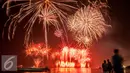 Kembang api menghiasi perayaan malam pergantian tahun di Pantai Lagoon, Ancol, Jakarta (1/1). Warna-warni kembang api yang bercahaya di udara, serta teriakan terompet kian menambah semarak suasana. (Liputan6.com/Gempur M. Surya)