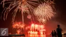 Kembang api menghiasi perayaan malam pergantian tahun di Pantai Lagoon, Ancol, Jakarta (1/1). Warna-warni kembang api yang bercahaya di udara, serta teriakan terompet kian menambah semarak suasana. (Liputan6.com/Gempur M. Surya)