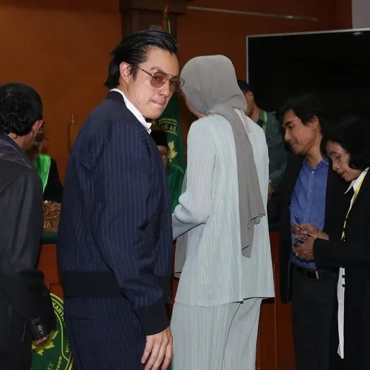 7 Gaya Baim Wong dan Paula Verhoeven di Sidang Cerai Perdana, Sama-Sama Stylish