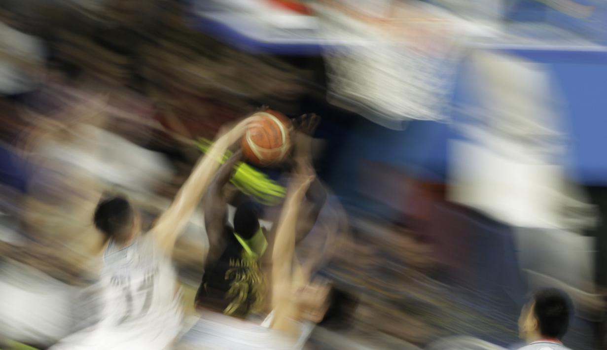 Pemain Pacific Caesar Surabaya, Juan Hadnot, berusaha mencetak poin saat menghadapi Stapac Jakarta pada laga semi final IBL 2019 di GMSB Kuningan, Jakarta, Jumat(8/3). Stapac unggul 87-66 atas Pacific. (Bola.com/Yoppy Renato)