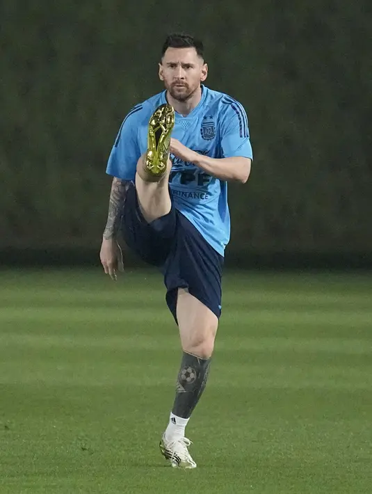Lionel Messi melakukan peregangan saat sesi latihan timnas Argentina di Doha, Qatar, Sabtu (19/11/2022). Lionel Messi cs akan menghadapi Arab Saudi, Meksiko dan Polandia. (AP Photo/Jorge Saenz)