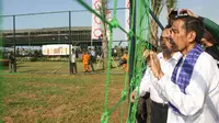  Jokowi melihat lapangan mini soccer di Waduk Pluit, Jakarta, Jumat (25/04/2014) (Liputan6.com/Herman Zakharia).