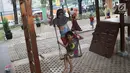 Dua bocah bermain ayunan di sekitar RPTRA Kebon Sirih, Jakarta, Jumat (4/8). Untuk mewujudkan kota ramah anak, Pemprov DKI Jakarta menargetkan adanya ruang publik terpadu ramah anak (RPTRA) di setiap RW se-DKI Jakarta. (Liputan6.com/Immanuel Antonius)