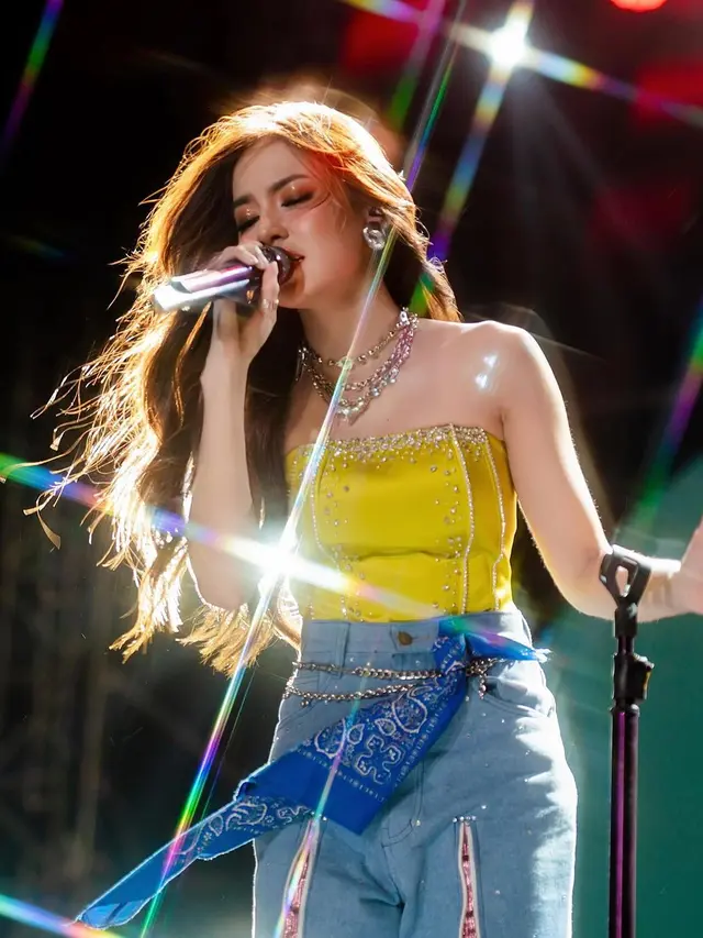 OOTD Come Back Mahalini Raharja di Atas Panggung dengan Outfit Metalik, Tampil Percaya Diri dengan Wajah yang Makin Cantik