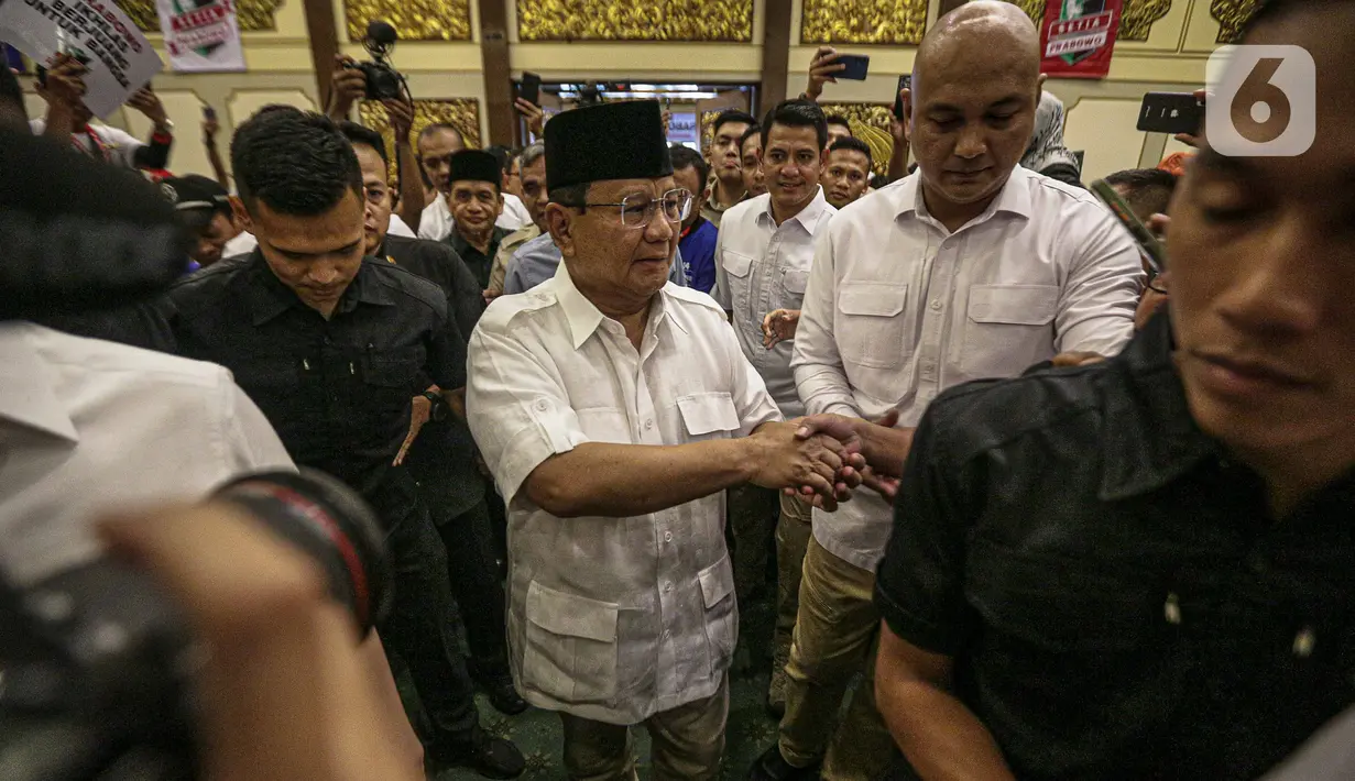 Banyak para relawan berebut menyalami Danjen Kopassus itu dan meneriakkan 'Presiden'. (Liputan6.com/Faizal Fanani)
