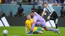 Tanpa kesulitan, striker milik Manchester City itu mampu menjebol gawang Autralia dengan mudah dan mengubah skor menjadi 2-0. (AP/Petr David Josek)