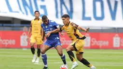 Tertinggal satu gol membuat Persija tersengat. Tampak dalam foto, gelandang bertahan Persija, Van Basty Sousa E Silva (kanan) berusaha melewati kawalan pemain Persib, Uilliam Barros Pereira saat pertandingan pekan ke-17 BRI Super League 2025/2026 di Stadion Gelora Bandung Lautan Api (GBLA), Bandung, Jawa Barat, Minggu 11 Januari 2026. (Bola.com/Abdul Aziz)