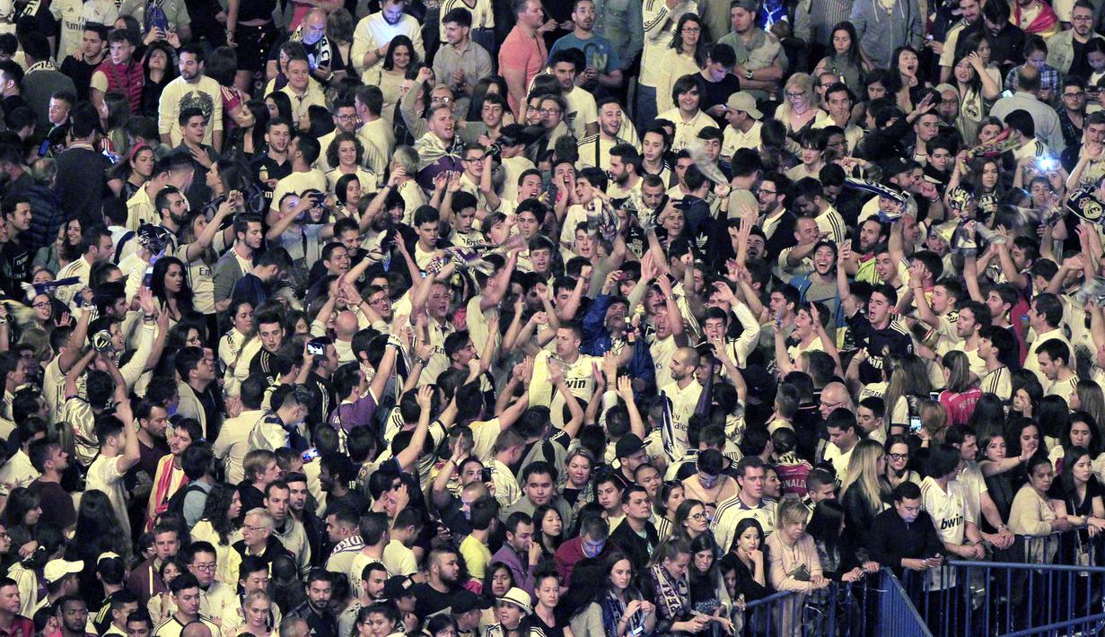 Suporter merayakan keberhasilan Real Madrid menjuarai La Liga Spanyol di Lapangan Cibeles, Madrid, (22/05/2017). Real Madrid meraih juara La Liga untuk ke-33 kalinya. (EPA/Vactor Lerena)