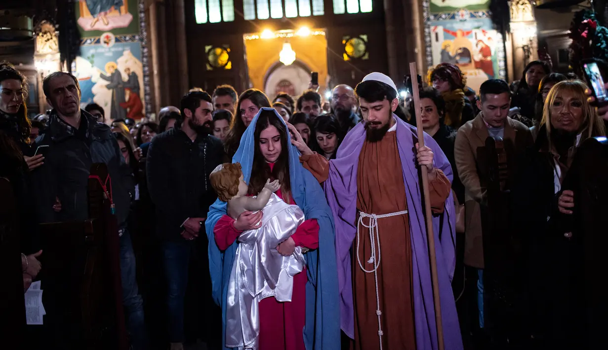 Umat Kristiani Katolik menghadiri Misa Malam Natal di gereja Saint Antuan, Gereja Katolik Roma terbesar di Istanbul, Turki (24/12). (AFP Photo/Yasin Akgul