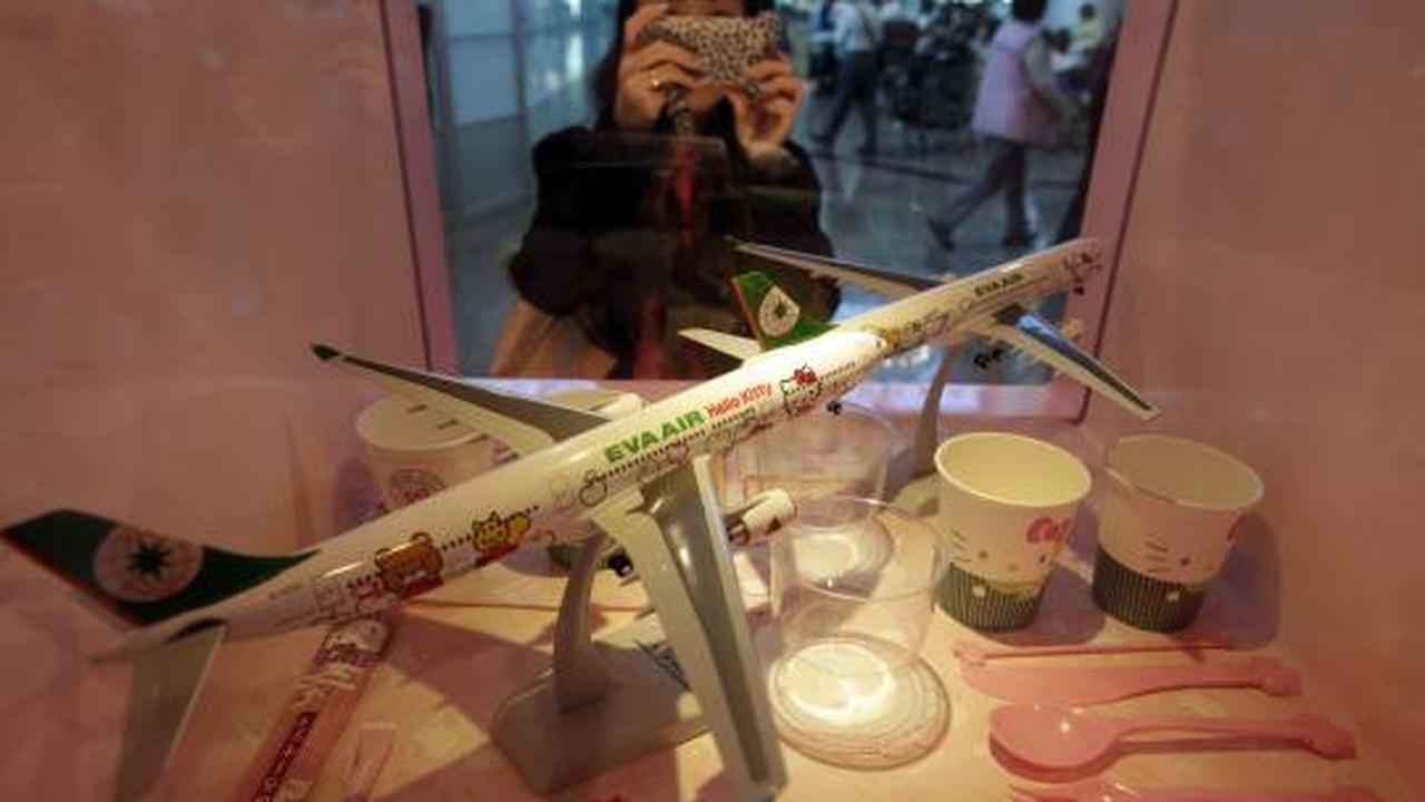 Pesawat Airbus A330 300 milik maskapai Eva Airlines menggunakan motif  