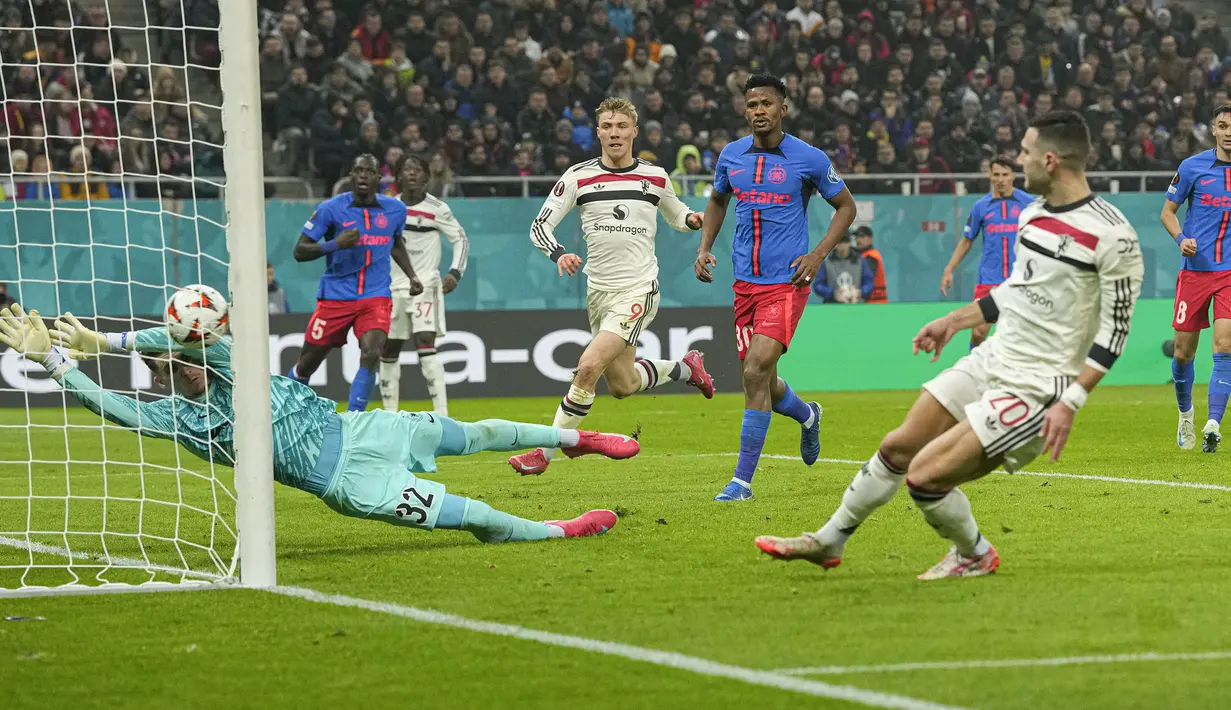 Pemain Manchester United, Diogo Dalot mencetak gol ke gawang FCBS dalam laga lanjutan Liga Europa 2024/2025 di National Arena Stadium, Bucharest, Romania, Jumat (31/01/2025). (AP Photo/Andreea Alexandru)