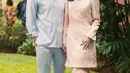 Azriel Hermansyah turut hadir dengan setelan kemeja nuansa biru cerah, sementara sang kekasih Sarah Menzel mengenakan tunik dan rok warna soft pink. [Foto: Ig/azriel_hermansyah].