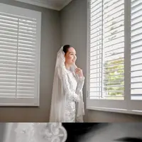 Detail bordiran bunga menghiasi seluruh baju. Ayu kemudian memadukan baju kurungnya dengan kerudung yang dengan detail bordir di tepian. [@alirncopoto]