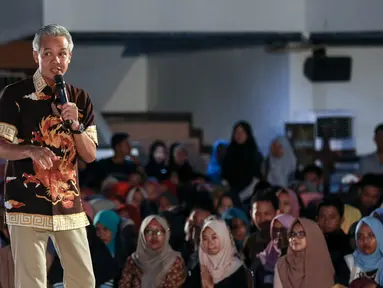 Gubernur Jawa Tengah Ganjar Pranowo berbagi cerita inspiratif kepada peserta EMTEK Goes To Campus (EGTC) 2017 di Universitas Negeri Semarang, Kamis (6/4). Ganjar menjadi salah satu pembicara inspiratif pada hari kedua EGTC 2017 (Liputan6.com/Yoppy Renato)