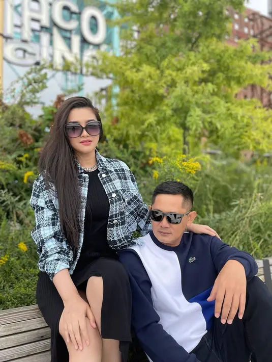 Fitri Carlina yang saat ini sudah berusia 34 tahun, gayanya kerap jadi serotan. Potretnya yang diunggah dalam Instagram kerap tuai pujian. Gayanya kerap dipuji bak seorang ABG. Penampilannya saat ini tidak kalah dengan anak muda usia 20an tahun. (Liputan6.com/IG/fitricarlina)