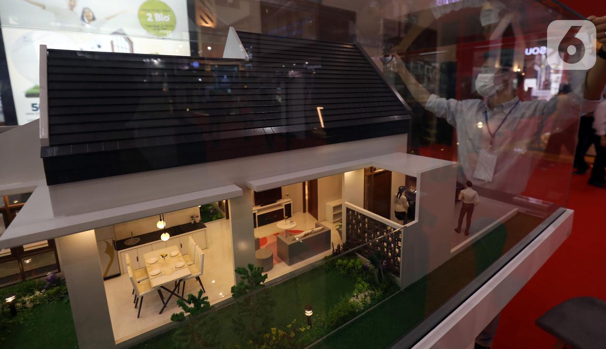 Pengunjung berdiri dekat maket hunian yang dipamerkan dalam pameran Indonesia Properti Expo di Jakarta Convention Centre, Jakarta, Minggu (15/5/2022). Tahun ini, Indonesia Property Expo atau IPEX 2022 menargetkan mayoritas konsumen dari kaum milenial dan first-home buyers dan menghadirkan lebih dari 225 proyek properti dari pengembang pilihan. (Liputan6.com/Johan Tallo)