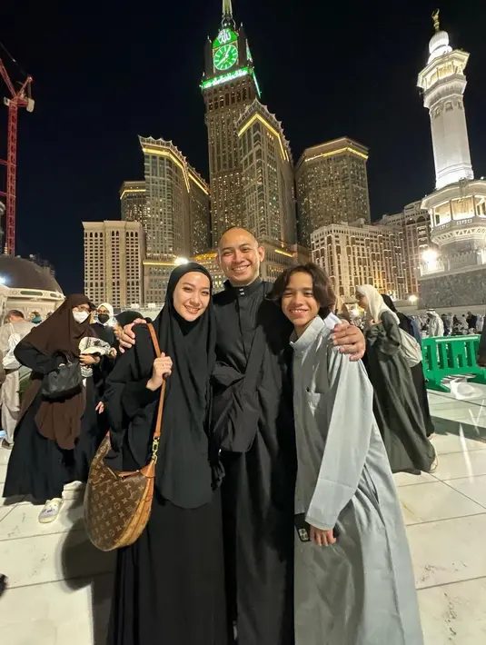 Perjalanan umrah ini dilakukan Bunga Citra Lestari setelah dinikahi Tiko Aryawardhana. Tak lupa dia mengajak anak semata wayangnya, Noah Sinclair. [instagram/itsmebcl]