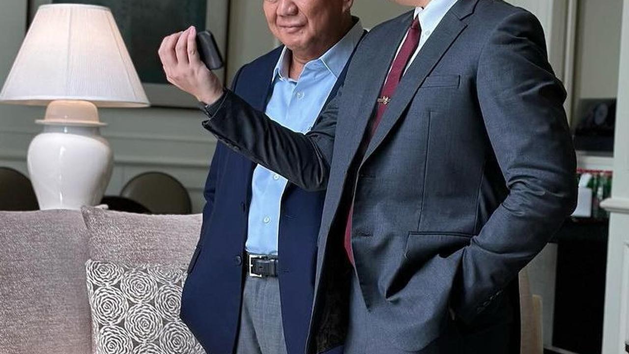 Bekerja dekat dengan sang Jenderal, Rizky kerap kali membagikan potretnya saat sedang bersama Prabowo.<br>