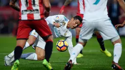 Striker Real Madrid Cristiano Ronaldo terjatuh saat membawa bola dalam pertandingan La Liga, Girona melawan Real Madrid di stadion Montilivi di Girona, Spanyol (29/10). Real Madrid harus menelan kekalahan 2-1 atas tuan rumah. (AFP Photo/Josep Lago)
