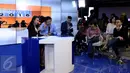 Dewan juri mengamati salah satu peserta yang mengikuti lomba produksi berita yang diadakan di booth EMTEK Group dalam Indonesia Broadcasting Expo (IBX) 2016 di Gedung Balai Kartini, Jakarta, Minggu (23/10). (Liputan6.com/Gempur M Surya)