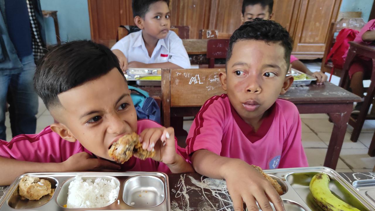Lahapnya Anak Sekolah di Kupang Menyantap Makan Bergizi Gratis
