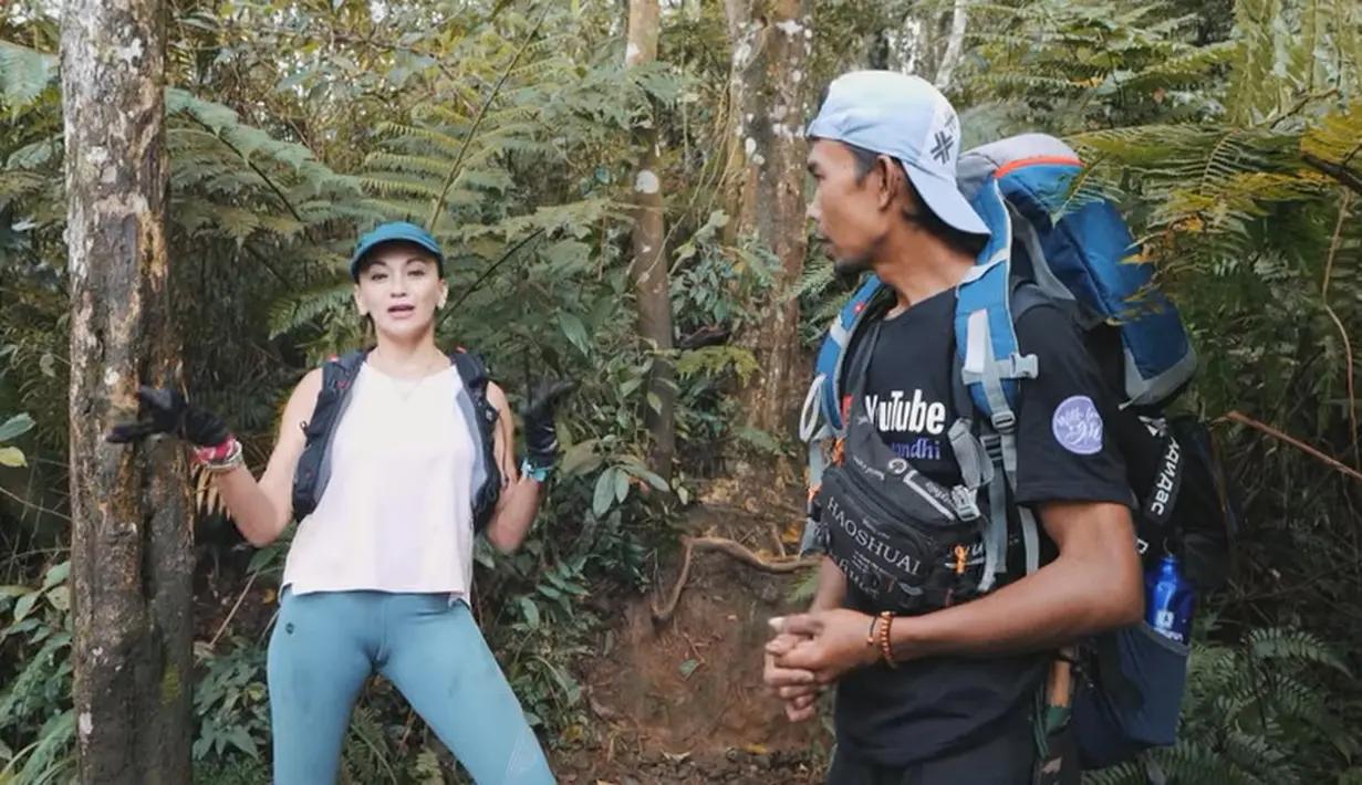 Momen Gladys Suwandhi yang ketiga kalinya naik ke Gunung Salak. Pada pedakian yang ketiga, setelah sampai di pos empat kembali ke bawah dan kemudian masak-masak.  Selain hobi adventure, Gladys juga hobi masak. [Youtube/Gladys Suwandhi]
