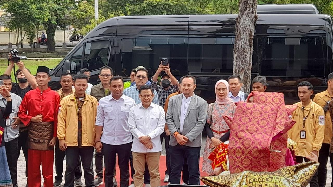 "Semua kita serahkan ke KPU, dan kita tunggu KPU apapun kemaun KPU kita ikuti," kata Cak Imin di Universitas Islam Negeri Padang (UNP) usai bedah visi misi dan adu gagasan capres dan cawapres RI tahun 2024, Senin, (4/12).<br>