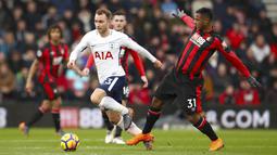 Gelandang Tottenham Hotspur, Christian Eriksen, melewati pemain AFC Bournemouth pada laga Preimer League di Stadion Vitality, Minggu (11/3/2018). AFC Bournemouth takluk 1-4 dari Tottenham Hotspur. (AP/John Walton)