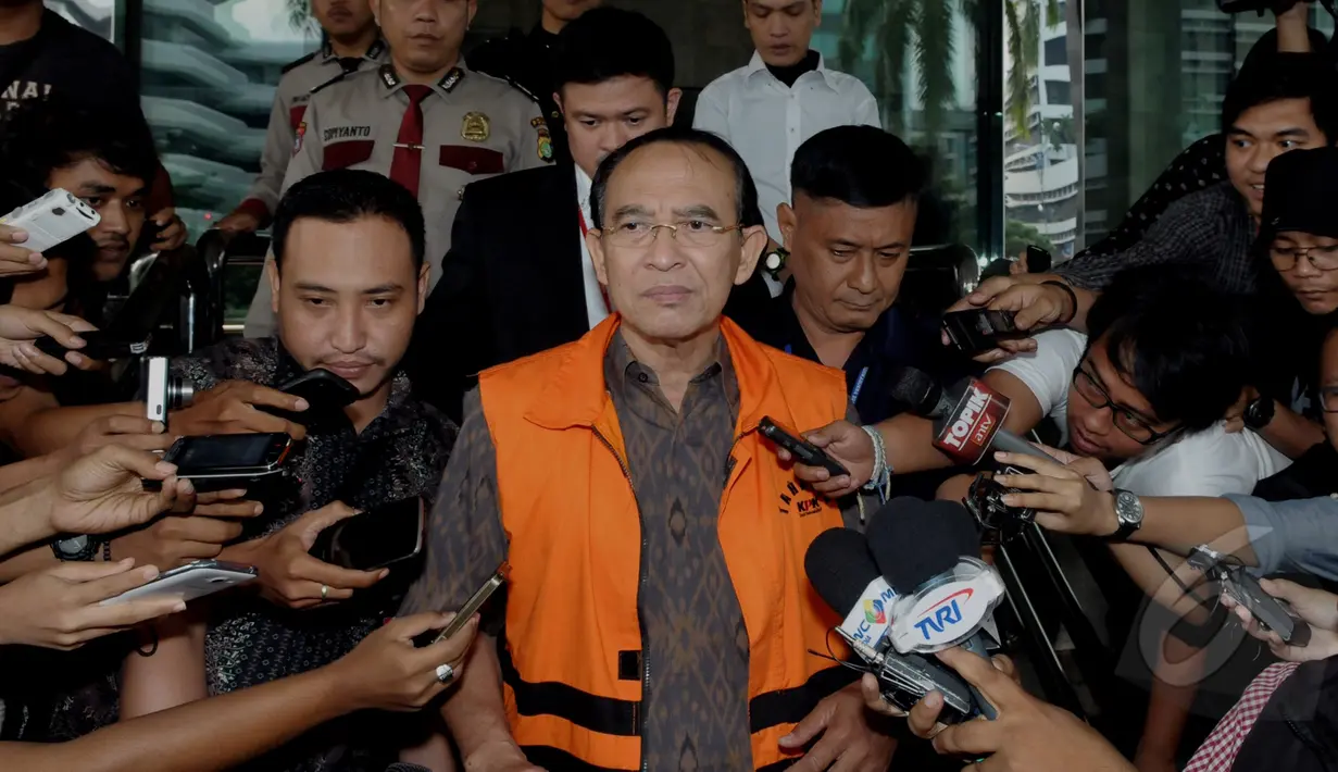Suryadharma Ali (SDA) memberikan keterangan pers saat keluar dari Gedung KPK usai menjalani pemeriksaan perdana, Jakarta, Rabu (15/4/2015). SDA menjadi tersangka dalam kasus penyelenggaraan haji 2012-2013. (Liputan6.com/Andrian M Tunay)