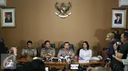 Kabid Humas Polda Metro Jaya Kombes Pol Awi Setiyono (kedua kanan) memberikan keterangan pers terkait penemuan barang bukti kasus yang melibatkan spiritualis Aa Gatot Brajamusti di Jakarta, Rabu (31/8). (Liputan6.com/Immanuel Antonius)