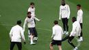 Latihan ini menjadi persiapan PSG menghadapi Aston Villa pada pertandingan leg kedua perempat final Liga Champions 2024/2025. (FRANCK FIFE/AFP)