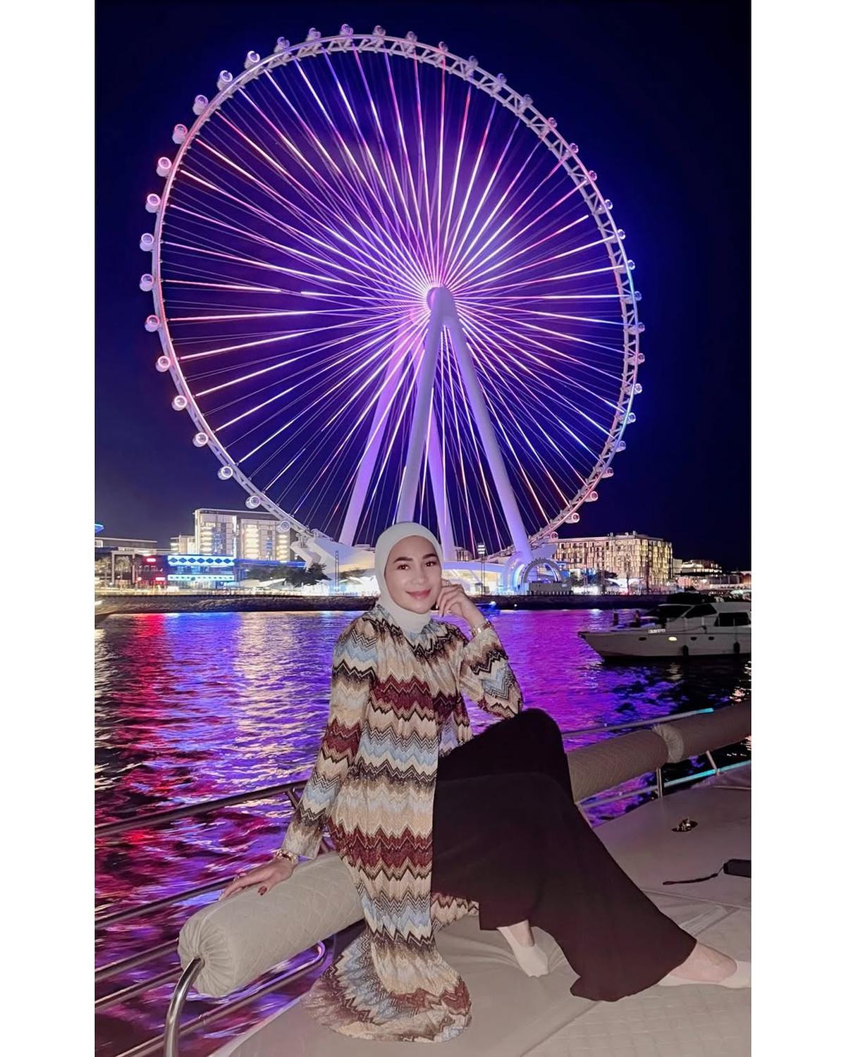 6 Potret Erin Taulany Nikmati Liburan di Dubai, Naik Jet Car - Makan di Ketinggian