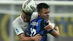 Bek Napoli, Alessandro Buongiorno (kiri) berebut bola dengan Lautaro Martinez (Inter Milan) selama pertandingan sepak bola Serie A Italia di stadion San Siro, Milan, pada Minggu 10 November 2024 waktu setempat atau Senin (11/11/2024) dini hari WIB. (Gabriel BOUYS/AFP)