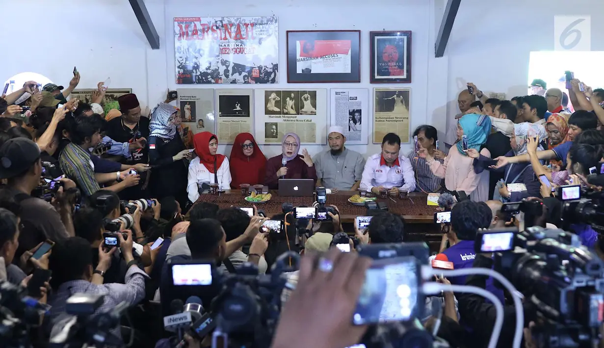 Suasana konferensi pers Ratna Sarumpaet terkait kasus penganiayaan yang dialaminya, Jakarta, Rabu (3/10). Ratna mengakui tidak ada penganiayaan yang diterimanya seperti kabar yang berkembang beberapa waktu terakhir. (Liputan6.com/Immanuel Antonius)