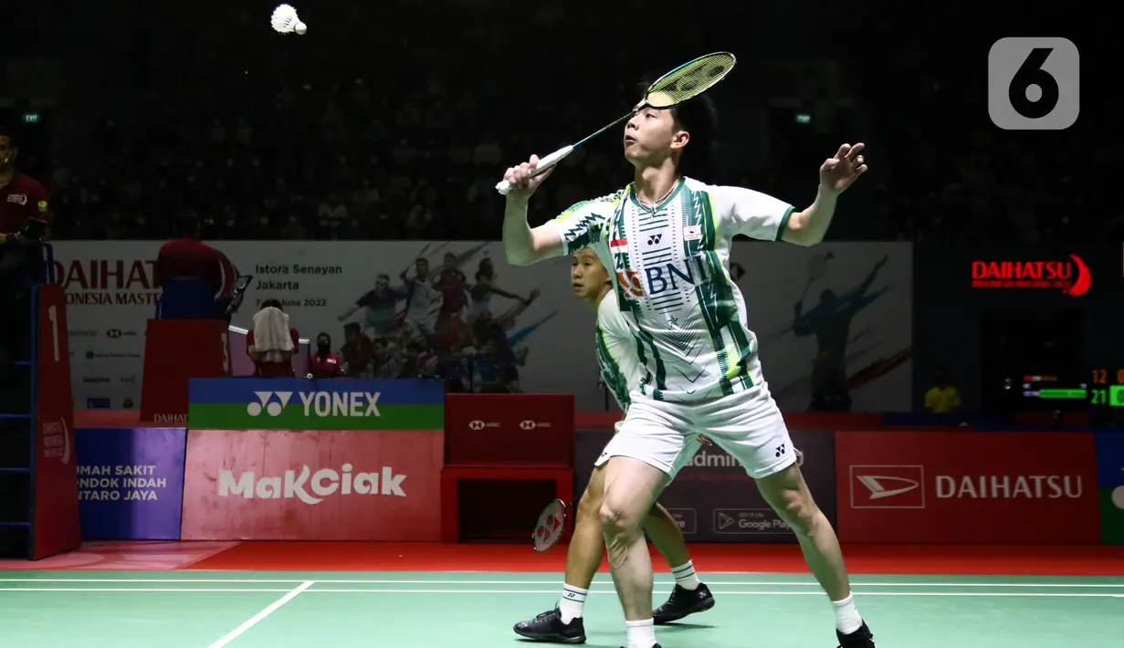 Pebulu tangkis ganda putra Indonesia, Marcus Fernaldi Gideon/Kevin Sanjaya Sukamulio saat bertanding melawan Supak Jomkoh/Kittinupong Kedren (Thailand) pada babak 16 besar Indonesia Masters 2022 di Istora Senayan, Jakarta, Kamis (9/6/2022). Kevin/Marcus unggul dan melaju ke babak berikutnya. (Liputan6.com/Helmi Fithriansyah)