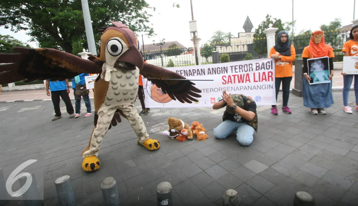 Aktivis berkostum burung saat mengelar aksi teatrikal di titik nol km, Yogyakarta, (14/9). Dalam aksinya mereka menentang perburuan satwa liar khususnya dengan menggunakan senapan angin. (Liputan6.com/Boy harjanto)