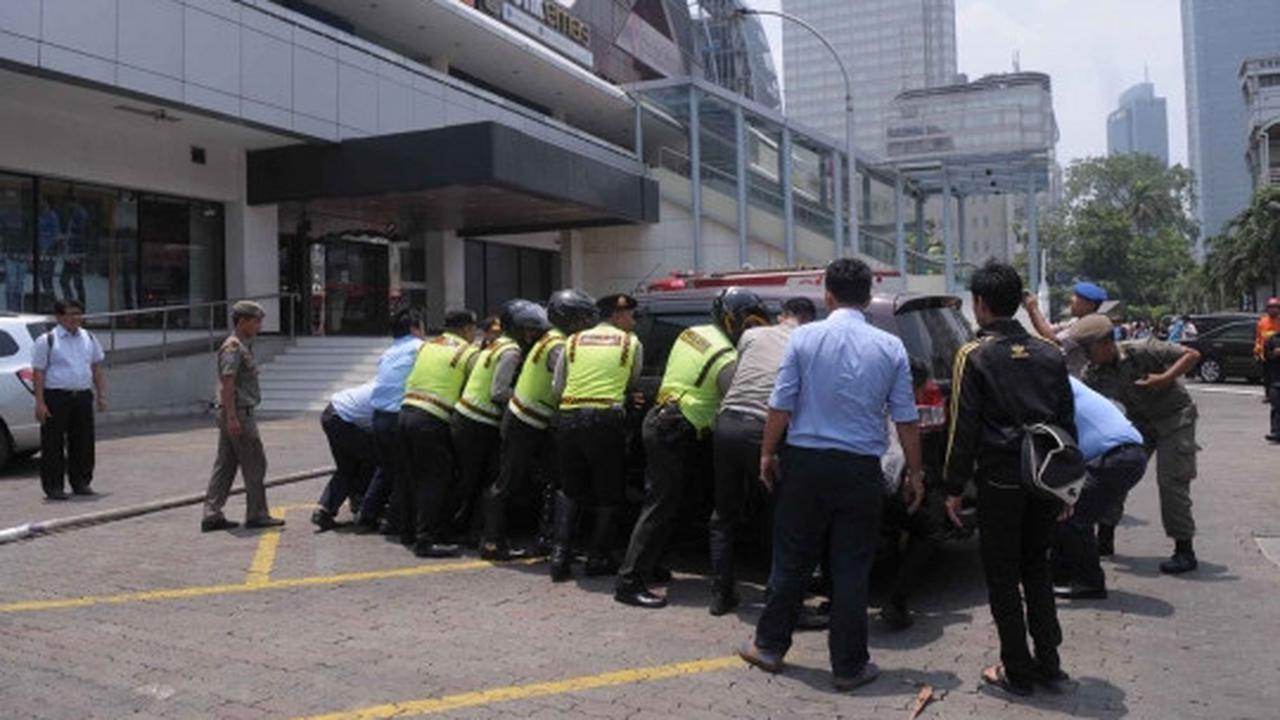 Padamkan kebakaran di Gedung Sarinah, petugas pakai bronto sky lift
